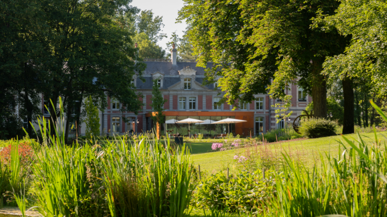 Le Château de Beaulieu à Busnes, dans son écrin de verdure. Busnes est une commune de 1.200 habitants, située au nord du Pas-de-Calais, sur le territoire de l’agglomération de Béthune, à 45 minutes de Lille via l’autoroute A26, et desservie par plusieurs routes départementales très campagnardes. Photo Studio Helle99