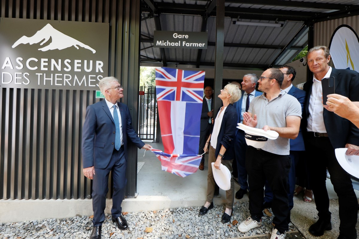 Dévoilement de la plaque par le maire de Saint-Gervais Jean-Marc Peillex. 