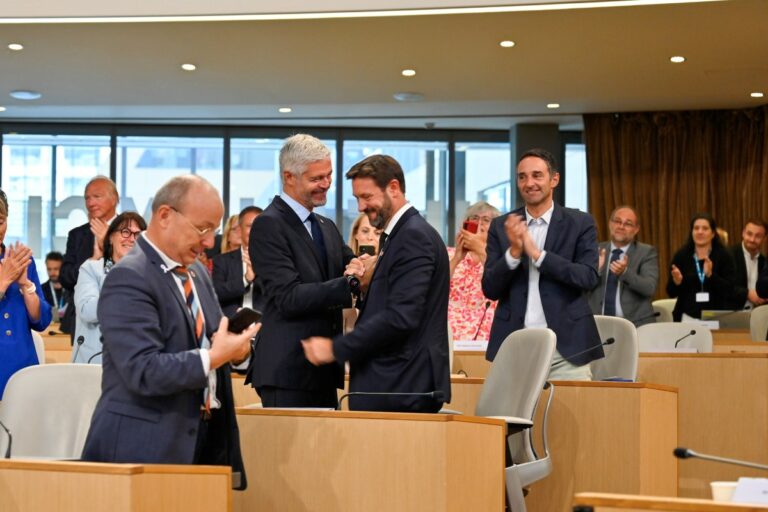 Passation de pouvoir entre Laurent Wauquiez et son successeur. Photo Charles Pietri Région Auverge-Rhône-Alpes