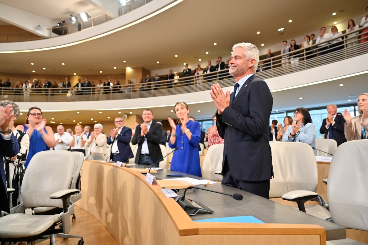 Laurent Wauquiez applaudi par les élus régionaux. Photo Charles Pietri Région Auverge-Rhône-Alpes