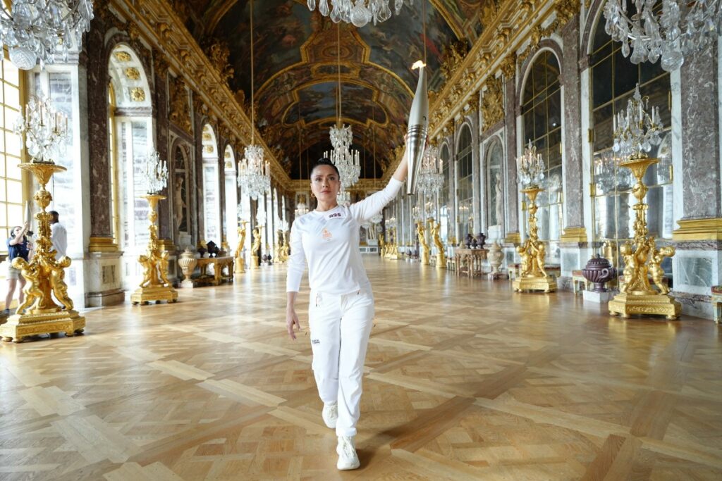 Les Jeux Olympiques et Paralympiques de Paris 2024 ont été un accélérateur de fréquentation. Ici, le passage de la Flamme Olympique au Château de Versailles, portée par l’actrice Salma Hayek. Photo Laurent Vu SIPA Press