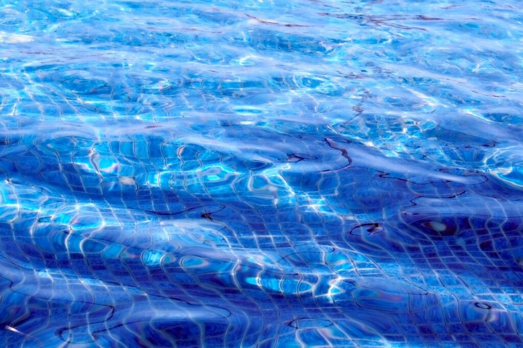 L'eau d'une piscine.