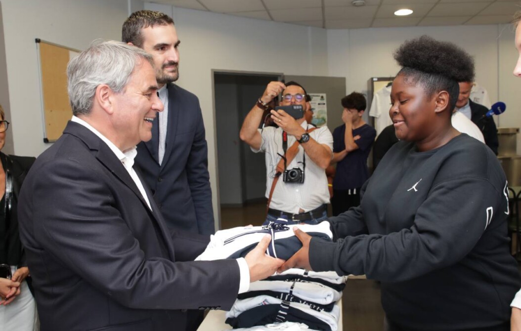 Le président de la Région Hauts-de-France Xavier Bertrand a distribué les tenues aux élèves du lycée Robert Desnos de Crépy-en-Valois, tenues fabriquées dans les Hauts-de-France. Photo Région Hauts-de-France.