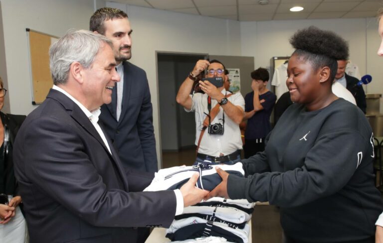 Le président de la Région Hauts-de-France Xavier Bertrand a distribué les tenues aux élèves du lycée Robert Desnos de Crépy-en-Valois, tenues fabriquées dans les Hauts-de-France. Photo Région Hauts-de-France.