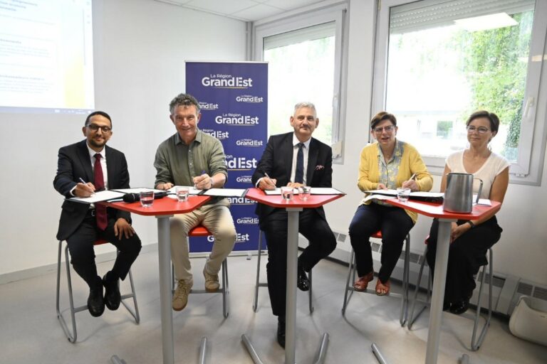 Signature de la charte des métiers au collège. Photo X, Franck Leroy