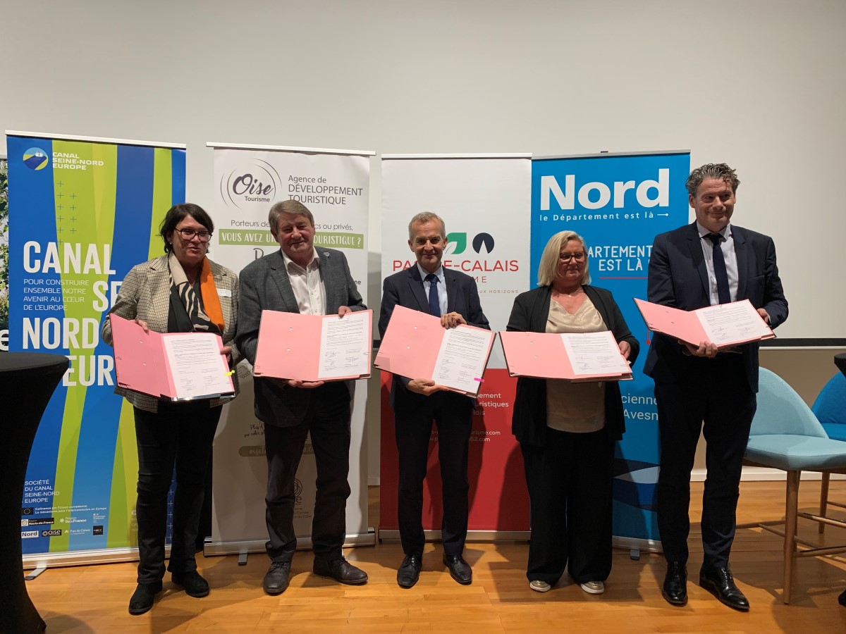 Les signataires de la convention. Photo Rémi Feuillette – Hauts-de-France Tourisme