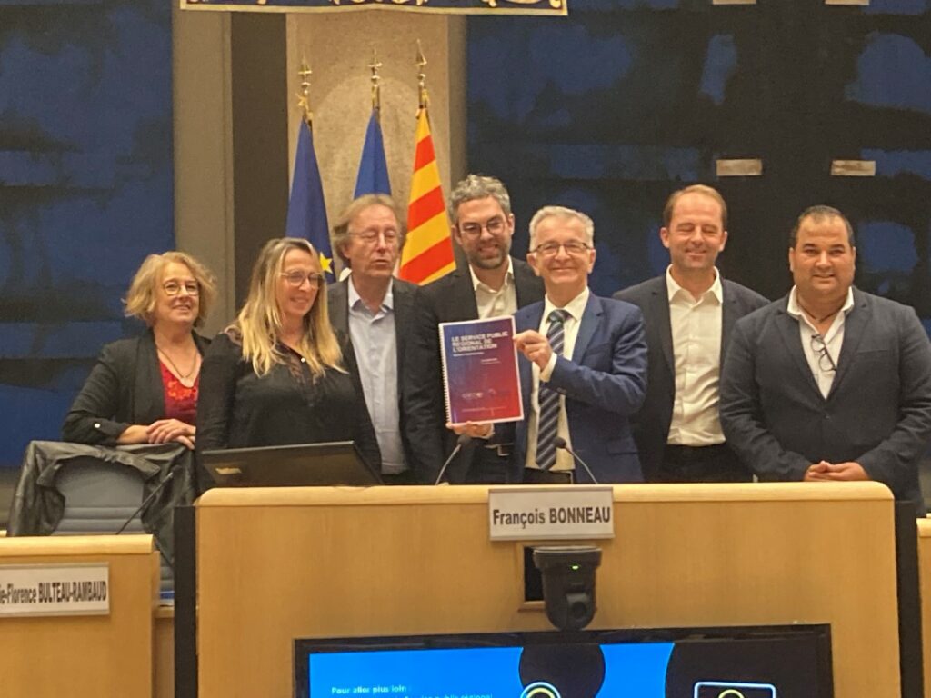 Quelques-uns des participants réunis à Marseille autour de François Bonneau. Photo Régions de France.