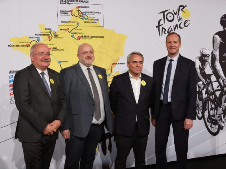 Les trois présidents Christian Poiret, Damien Castelain et Xavier Bertrand, réunis avec le patron du Tour de France Christian Prudhomme lors de la présentation du parcours. A noter que ce dernier a des attaches nordistes puisqu’il est diplômé de l’Ecole Supérieure de Journalisme de Lille ! Photo Philippe Houzé Département du Nord.