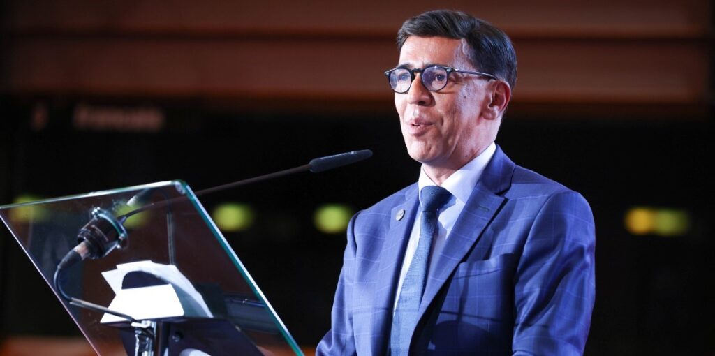 Younouss Omarjee à la tribune du Comité européen des régions, pendant la dernière Semaine européenne des régions et des villes. Photo CdR Christophe Liccope