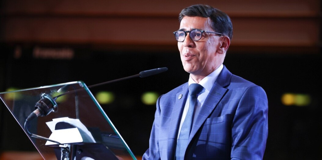 Younouss Omarjee à la tribune du Comité européen des régions, pendant la dernière Semaine européenne des régions et des villes. Photo CdR Christophe Liccope