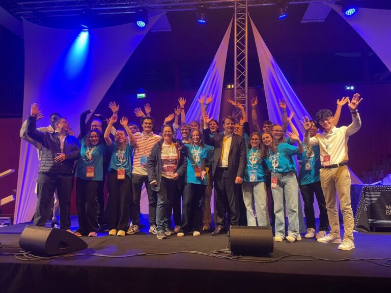 Les jeunes du CRJ entourés de Loïg Chesnais-Girard, Président de Région, de Pierre Pouliquen, VP à la jeunesse et de Gaby Cadiou, élue régionale déléguée au CRJ. Photo Région Bretagne.