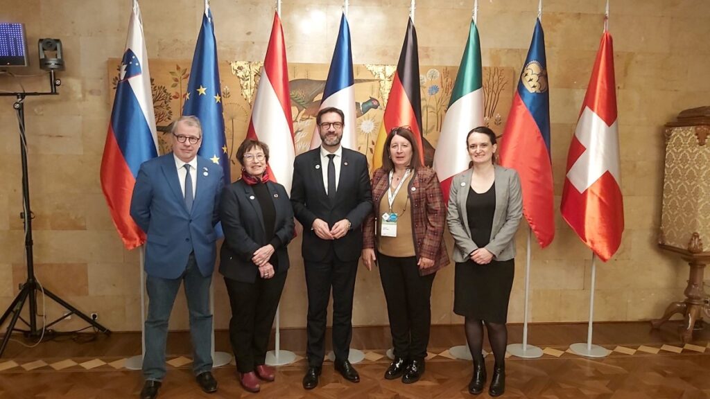 Fabrice Pannecouke entouré de la délégation française : Emmanuelle Marchand, chargée d'affaires, Ambassade de France en Slovénie, Laurence Boetti-Forestier, conseillère régionale, Région PACA, Liliane Lucchesi, conseillère régionale déléguée à la solidarité internationale, à la mobilité des jeunes et aux objectifs de développement durable, Région Bourgogne-Franche-Comté et Christian Debève, conseiller régional, président de la commission Europe – Région Grand Est.