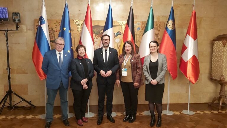 Fabrice Pannecouke entouré de la délégation française : Emmanuelle Marchand, chargée d'affaires, Ambassade de France en Slovénie, Laurence Boetti-Forestier, conseillère régionale, Région PACA, Liliane Lucchesi, conseillère régionale déléguée à la solidarité internationale, à la mobilité des jeunes et aux objectifs de développement durable, Région Bourgogne-Franche-Comté et Christian Debève, conseiller régional, président de la commission Europe – Région Grand Est.