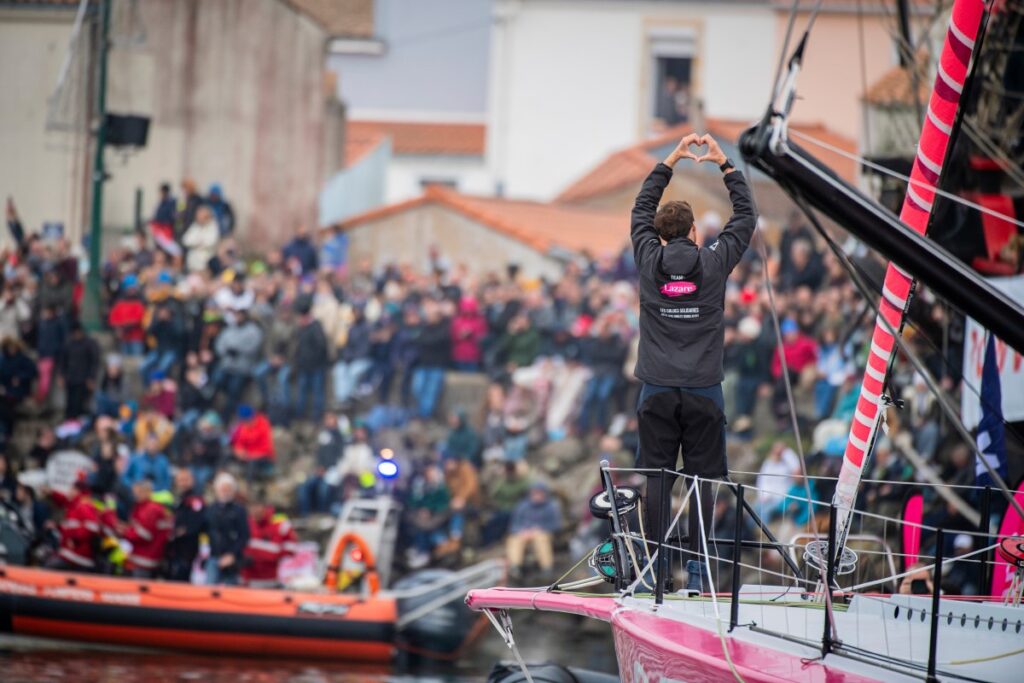 Le skipper de Lazare Tanguy Le Turquais dans le chenal avant le départ du Vendée Globe, (Photo Vendée Globe by Bernard Le Bars / Alea)