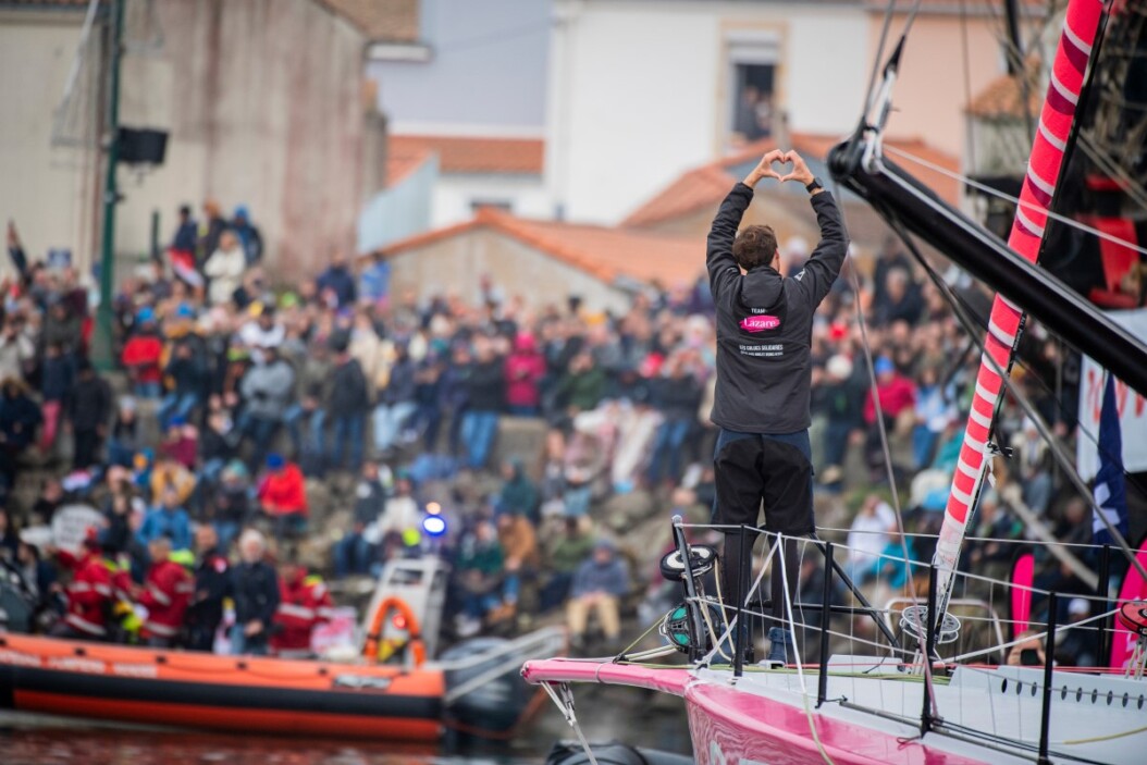 Le skipper de Lazare Tanguy Le Turquais dans le chenal avant le départ du Vendée Globe, (Photo Vendée Globe by Bernard Le Bars / Alea)