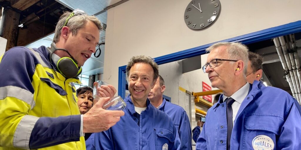 Stéphane Bern et François Bonneau en visite à l’usine Duralex. Photo Région Centre-Val de Loire.