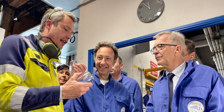 Stéphane Bern et François Bonneau en visite à l’usine Duralex. Photo Région Centre-Val de Loire.