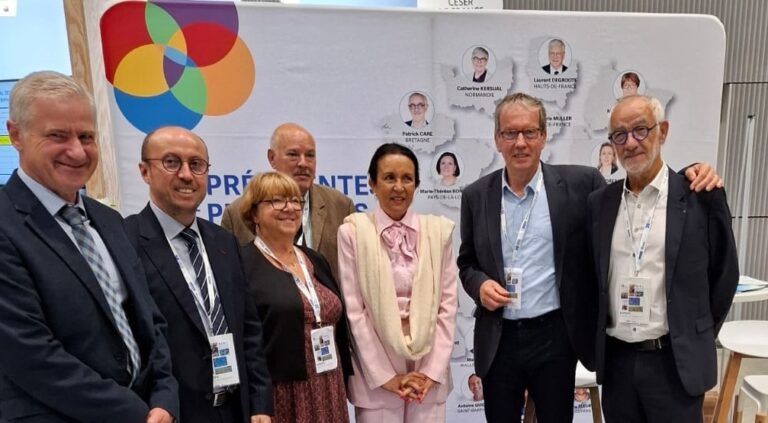 Dominique Vienne sur le stand des CESER de France au congrès des Régions, aux côtés d'Huguette Bello, présidente de la Région La Réunion et des présidents des CESER Centre-Val de Loire, Grand-Est, Nouvelle-Aquitaine et Bretagne. Photo CESER de France.