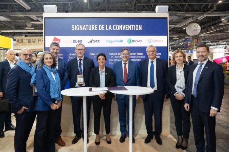 Au dernier Salon des Maires, signature de l’accord-cadre “Territoires de demain” de l’UGAP, qui a pour but d’accompagner la transformation des collectivités sur les enjeux de transition écologique et de prévention des risques, en présence de la PDG de Suez Sabrina Soussan, d’Arnaud Bazire, d’Edward Jossa PDG de l’UGAP, et de représentants (ente autres), de l’Apave, du Cerema et de Cap Gemini. Photo Suez.