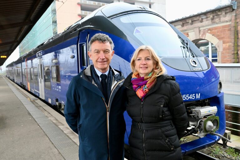 Franck Leroy, président de la Région Grand Est, et Pia Imbs, présidente de l’Eurométropole de Strasbourg, devant le REME. Photo JL Stadler Région Grand Est.