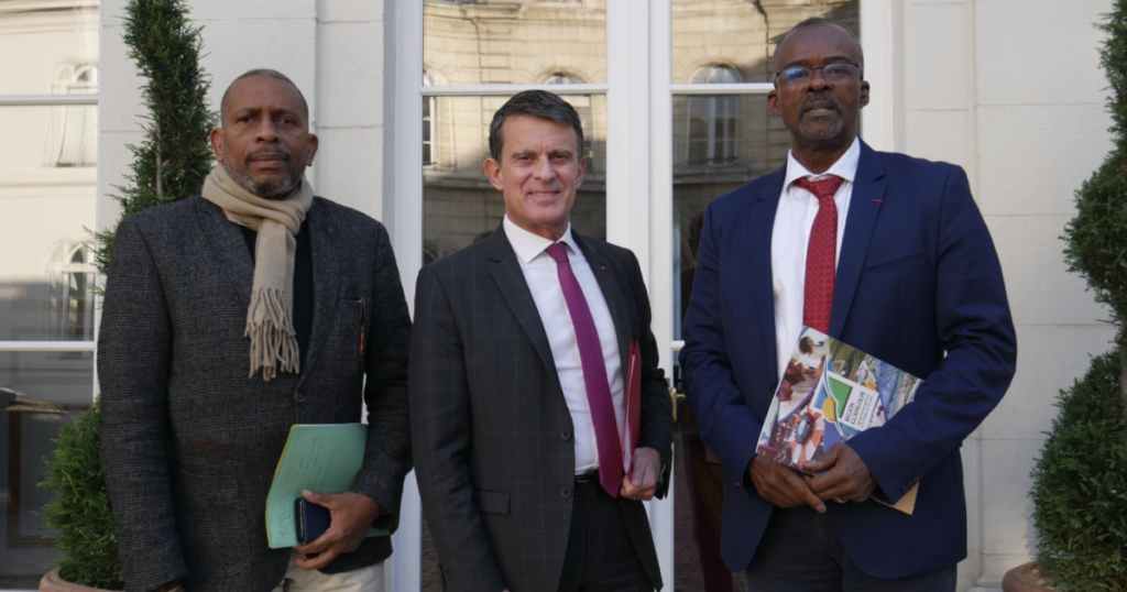 Manuel Valls (au centre) en compagnie d’Ary Chalus (à droite) lors de sa visite en Guadeloupe. Photo © Outremers360