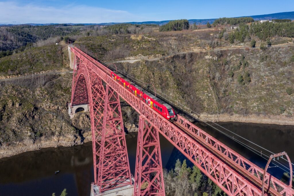 Le train de l’Aubrac circulant sur le célèbre viaduc de Gabarit. Photo Antoine Poncet.