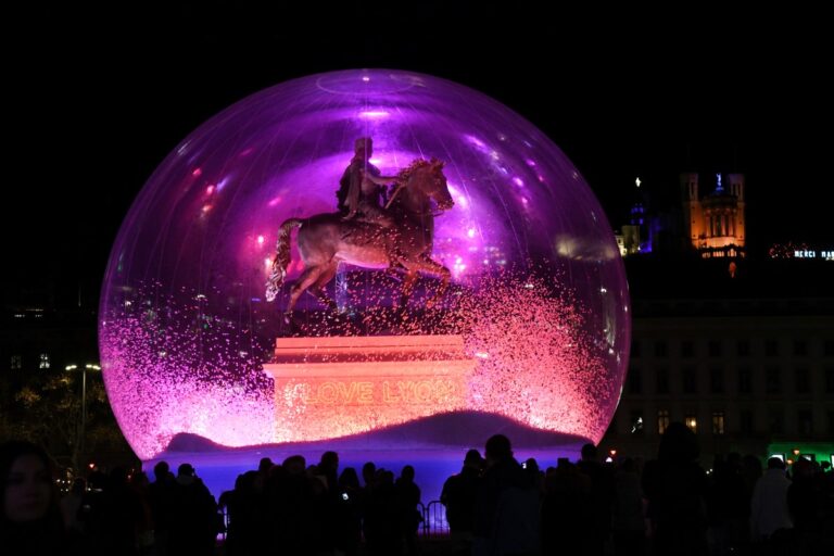 « I Love Lyon » (Place Bellecour) de Jacques Rival, et son spectaculaire dôme de neige autour de la statue de Louis XIV. Photo Muriel Chaulet VDL