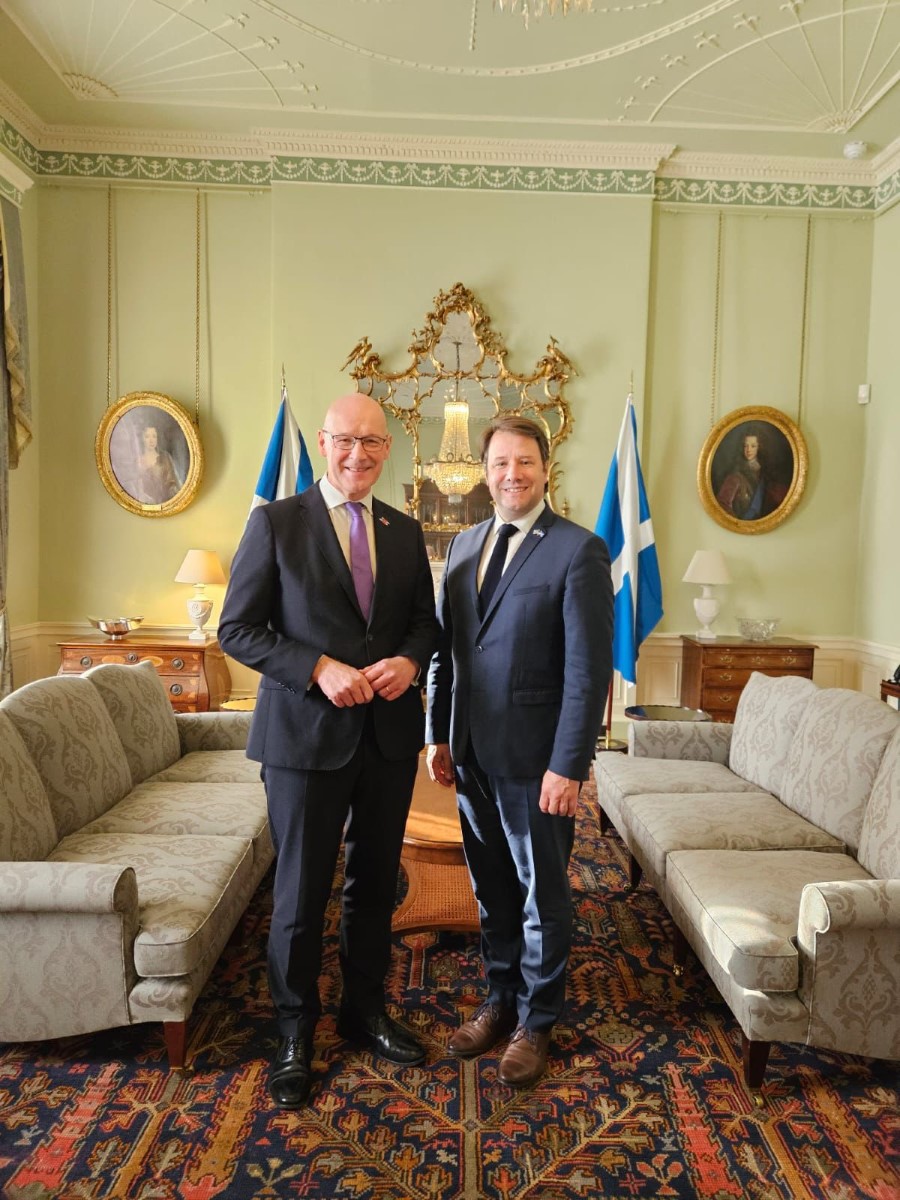 En Écosse, rencontre entre Loïg Chesnais-Girard et le Premier ministre écossais John Swinney. Photo Région Bretagne.