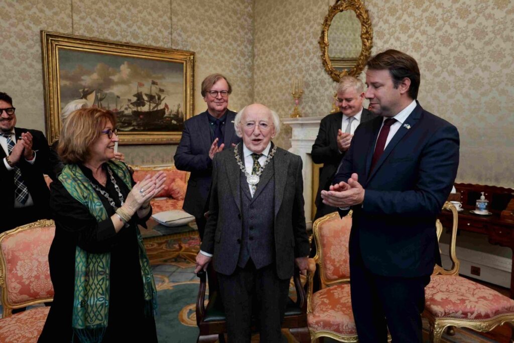 À l'occasion de la visite de Loïg Chesnais-Girard à Dublin, l'Institut culturel de Bretagne a tenu à distinguer le Président irlandais Michael D. Higgins pour son action en faveur de la langue et de la culture irlandaises, des cultures celtes et en particulier de la langue bretonne Le collier, lui-même, remis par la chancelière Lena Louarn, est l'œuvre de l'atelier Pierre Toulhoat, connu pour son travail d'inspiration bretonne et celtique. Photo Région Bretagne.
