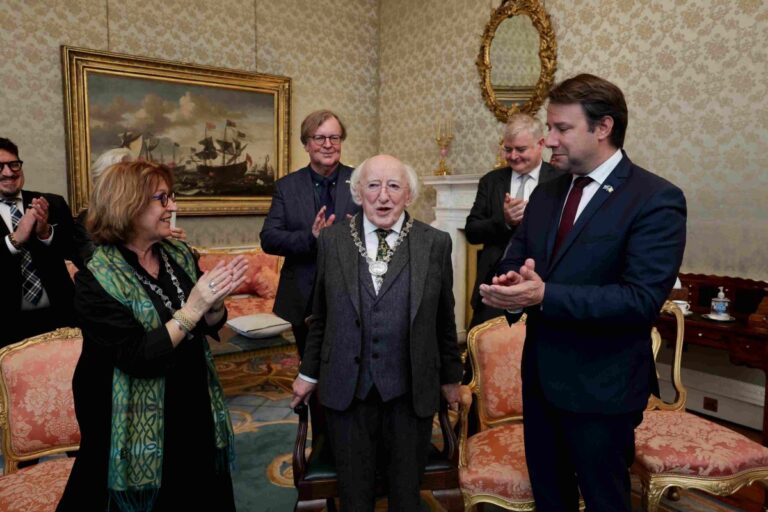 À l'occasion de la visite de Loïg Chesnais-Girard à Dublin, l'Institut culturel de Bretagne a tenu à distinguer le Président irlandais Michael D. Higgins pour son action en faveur de la langue et de la culture irlandaises, des cultures celtes et en particulier de la langue bretonne Le collier, lui-même, remis par la chancelière Lena Louarn, est l'œuvre de l'atelier Pierre Toulhoat, connu pour son travail d'inspiration bretonne et celtique. Photo Région Bretagne.