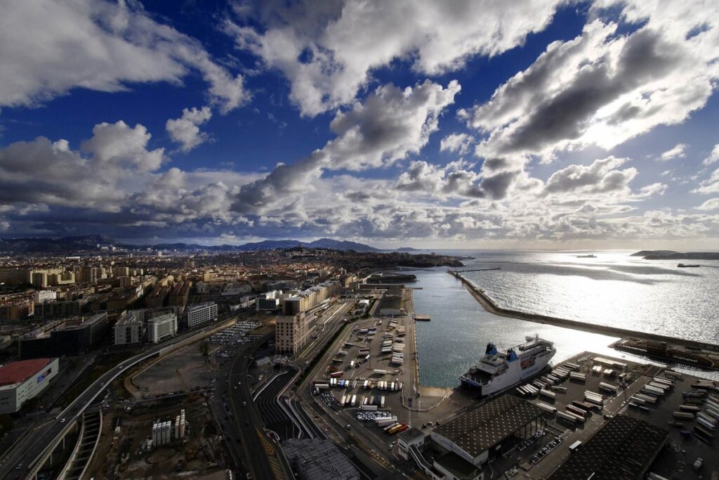 La démarche « Escales zéro fumée » se poursuit dans le Port de Marseille. Photo Jérôme Cabanel.