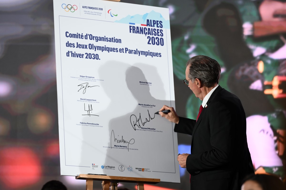Renaud Muselier, président de la Région Sud, signe la charte d’engagement. ©CNOSF/KMSP 