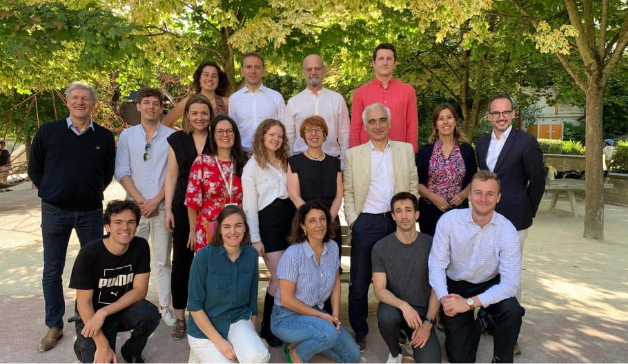 Une partie des dirigeants et formateurs de Terra Academia autour de Jean-Michel Blanquer. Photo Veolia.