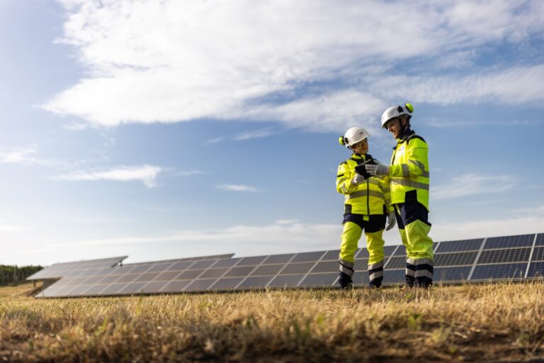 Installation de panneaux solaires sur un site Total. Photo TotalEnergies
