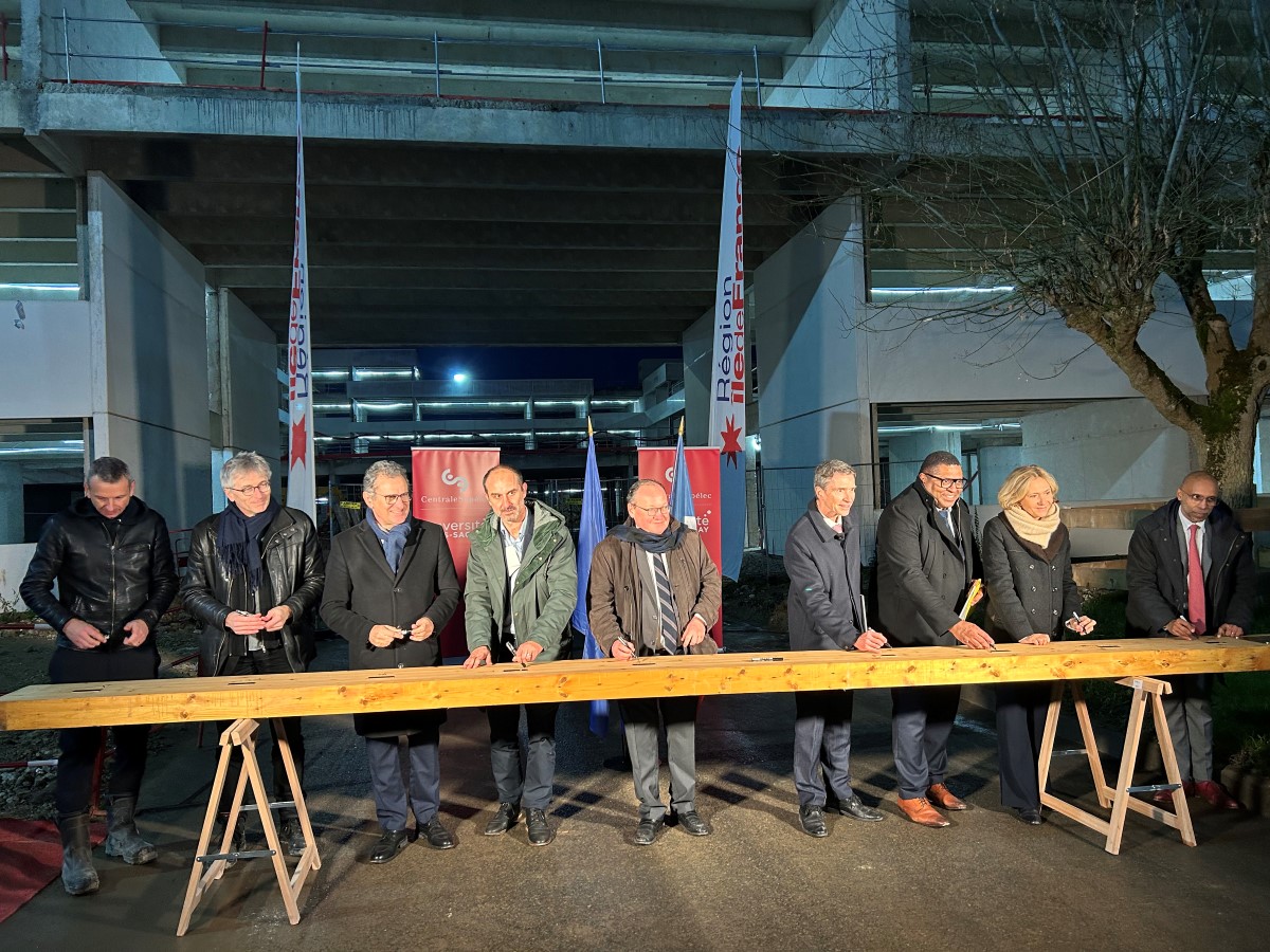 La BEI finance à hauteur de 45 M€ (sur 137) la rénovation de l’ensemble Bréguet, le principal bâtiment du campus Centrale Supélec à Saclay, aux côtés de la Région Île-de-France. Réouverture à la rentrée 2026 pour cette rénovation exceptionnelle. Ici en novembre dernier, présentation du chantier en présence d’Ambroise Fayolle et de Valérie Pécresse, présidente du conseil régional. Photo Région IDF.
