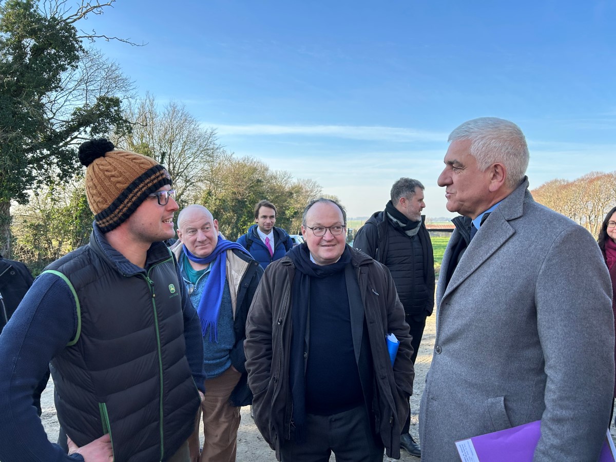 Ambroise Fayolle (au centre) et Hervé Morin (à droite) à la rencontres des agriculteurs normands. Photo Région Normandie.