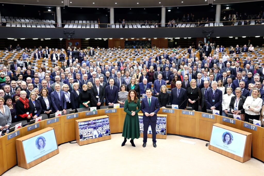 Les nouveaux présidents et vice-présidents entourés des élus du Comité européen des régions. Photo CdR Claudio Centoze.