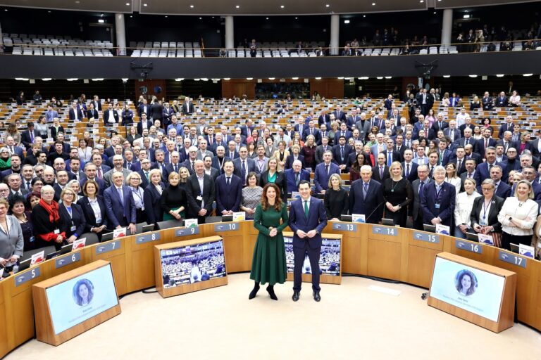 Les nouveaux présidents et vice-présidents entourés des élus du Comité européen des régions. Photo CdR Claudio Centoze.