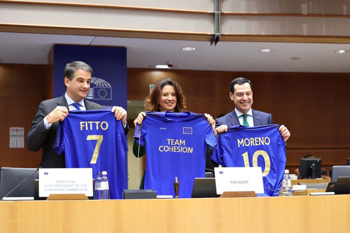 Les maillots de la “team cohesion” remis à Raffaele Fitto, Kata Tütto et Juan Manuel Moreno. Photo CdR John Thys.