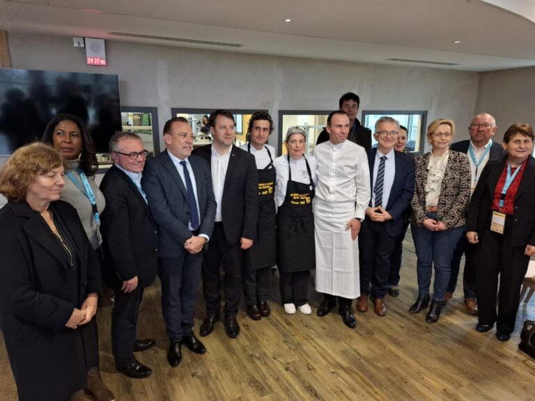 D’un côté, des chefs étoilés entourent les deux présidents de Région Loïg Chesnais-Girard et François Bonneau.