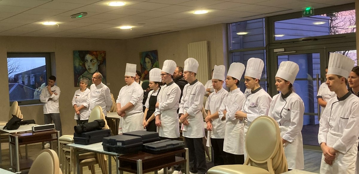 De l’autre, les élèves du Lycée des Métiers d’hôtellerie et de tourisme Val de Loire de Blois, forcément impressionnés.
