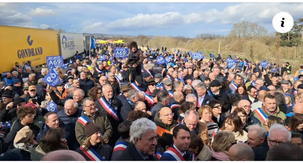 De très nombreux élus ceints de leur écharpe tricolore ont participé à la manifestation du 8 mars. Photo VIA81