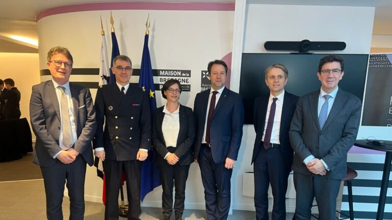 De gauche à droite : Patrice Le Lourec, Directeur de Thales DMS Brest ; Olivier Lecointe, (Direction de l'industrie de défense) ; Laurence Fortin, vice-présidente à la Région Bretagne, en charge de l'économie ; Loïg Chesnais-Girard ; Franck Saudo, président de Safran Electronics & Defense ; Pierre Eric Pommellet, Président Directeur Général de Naval Group. Photo Région Bretagne.