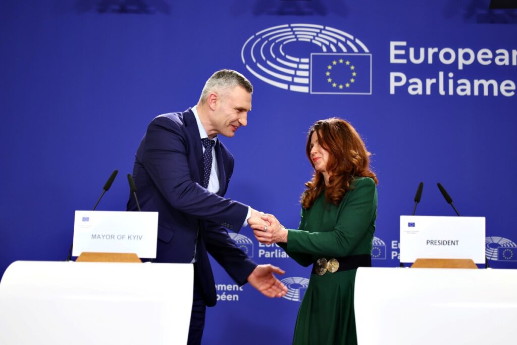 Lors de la dernière plénière du Comité européen des régions, sa présidente Kata Tütto accueille le maire de Kiev Vitali Klitschko. Photo CdR Claudio Centoze.