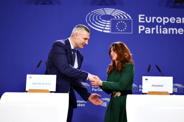 Lors de la dernière plénière du Comité européen des régions, sa présidente Kata Tütto accueille le maire de Kiev Vitali Klitschko. Photo CdR Claudio Centoze.