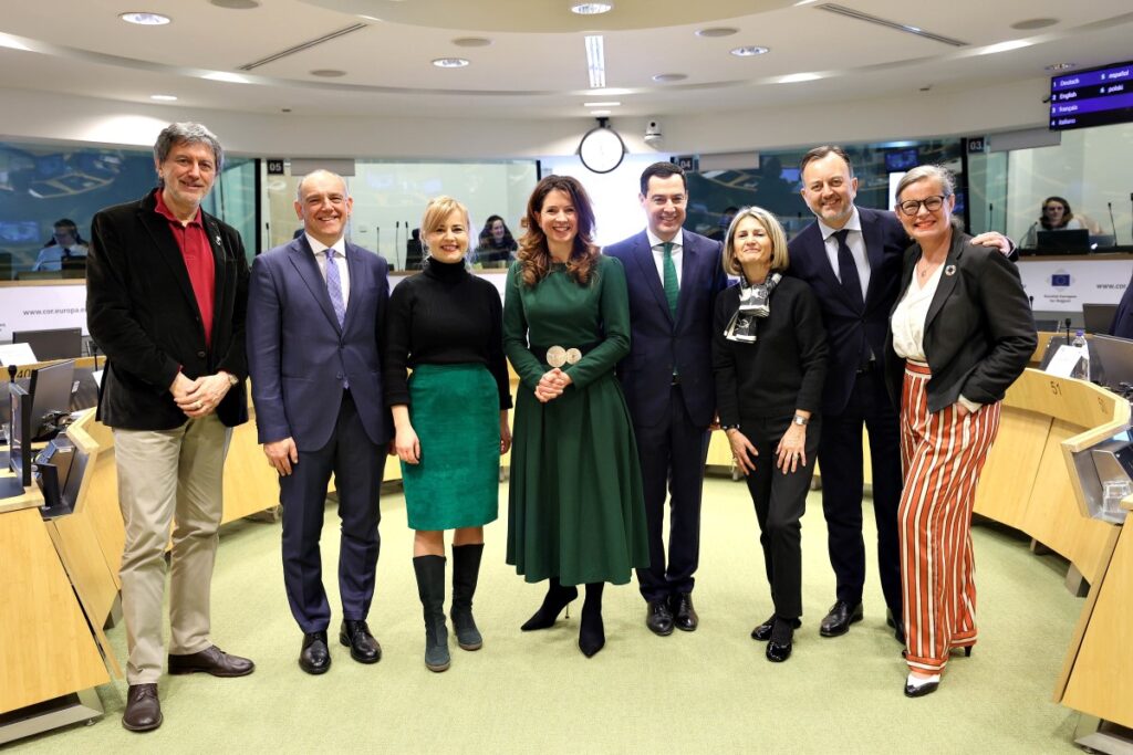 Les présidents de commission réunis autour de la nouvelle présidente du Comité européen des régions Kata Tütto. Deuxième et troisième en partant de la droite, François Decoster et Marie-Antoinette Maupertuis.