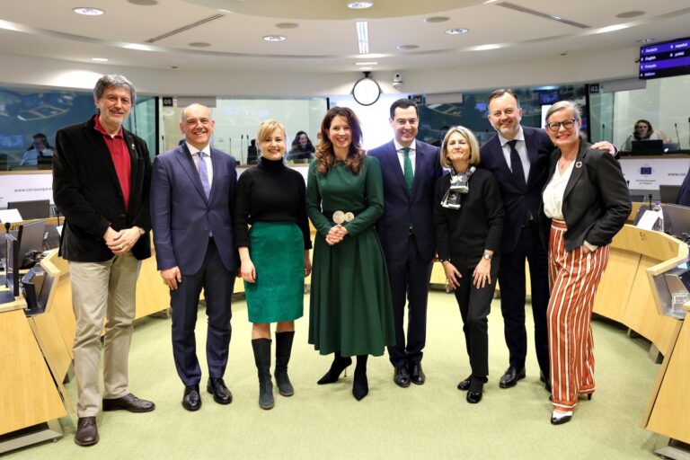 Les présidents de commission réunis autour de la nouvelle présidente du Comité européen des régions Kata Tütto. Deuxième et troisième en partant de la droite, François Decoster et Marie-Antoinette Maupertuis.
