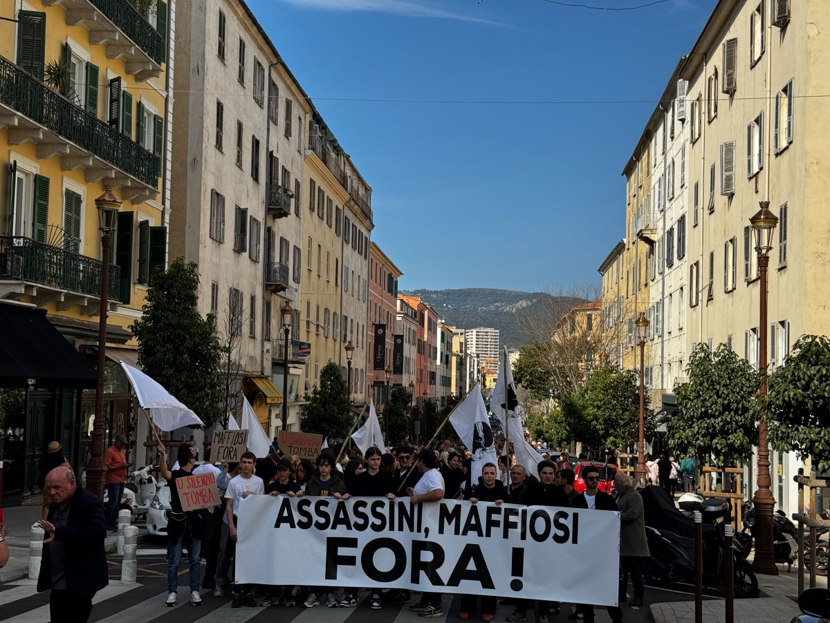 Les manifestants anti-mafia dans les rues d’Ajaccio. Photo Régions Magazine Manon Perelli.