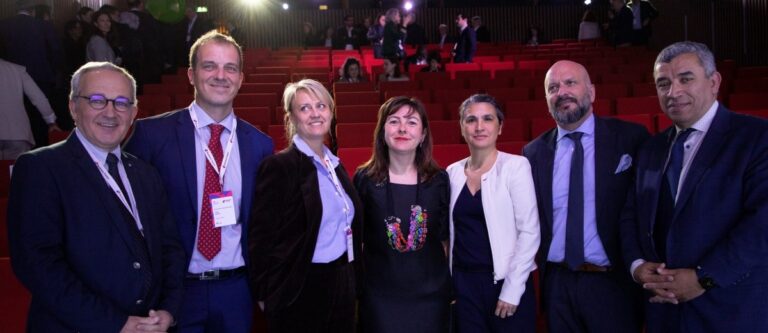Carole Delga, Présidente de Régions de France entourée par les organisateurs. Photo Régions de France