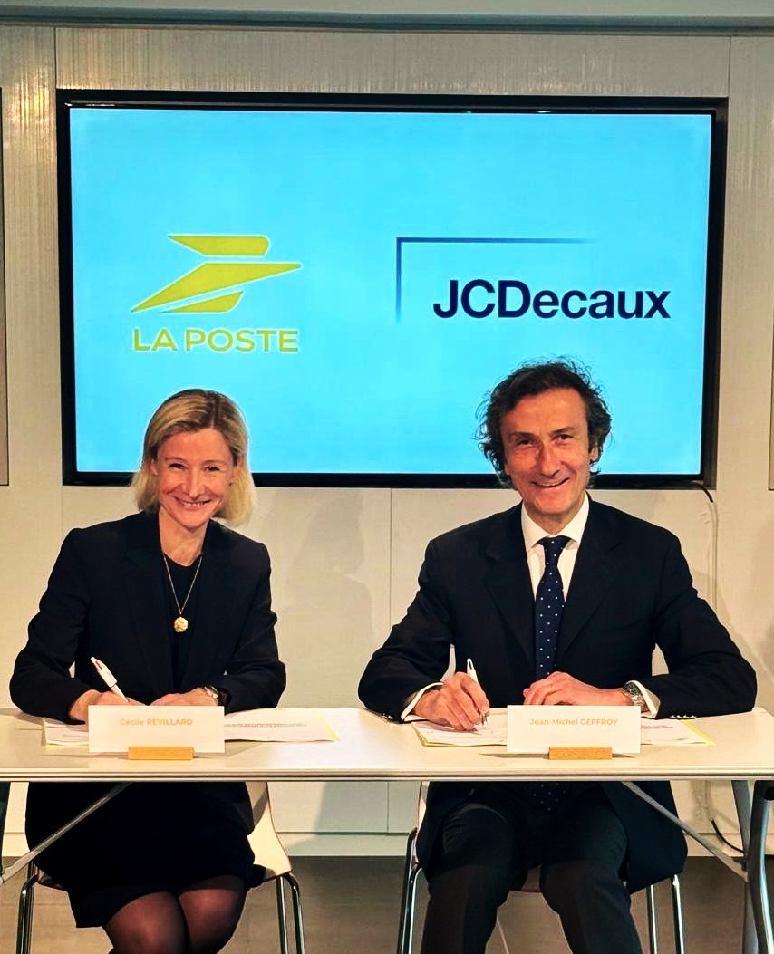 Signature de la convention par par Cécile Revillard, directrice générale adjointe de la Branche Grand Public et Numérique du groupe La Poste et Jean-Michel Geffroy, directeur général territoires et institutions JCDecaux. Photo La Poste.